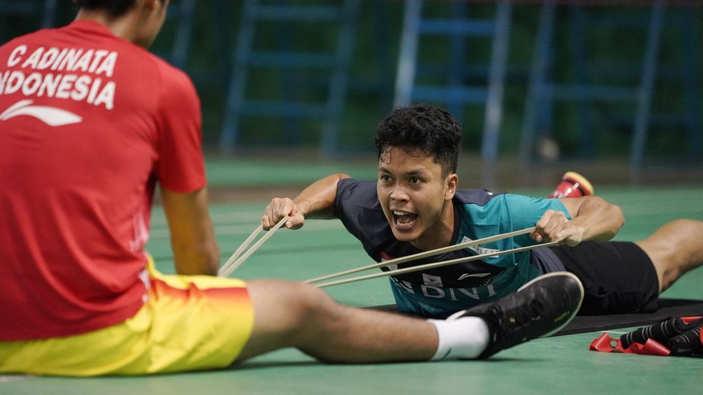 Pebulu tangkis tunggal putra, Anthony Sinisuka Ginting, berlatih penguatan otot menjelang turnamen All England 2023 di pelatnas bulu tangkis, Cipayung, Jakarta Timur, Rabu (1/3/2023). 