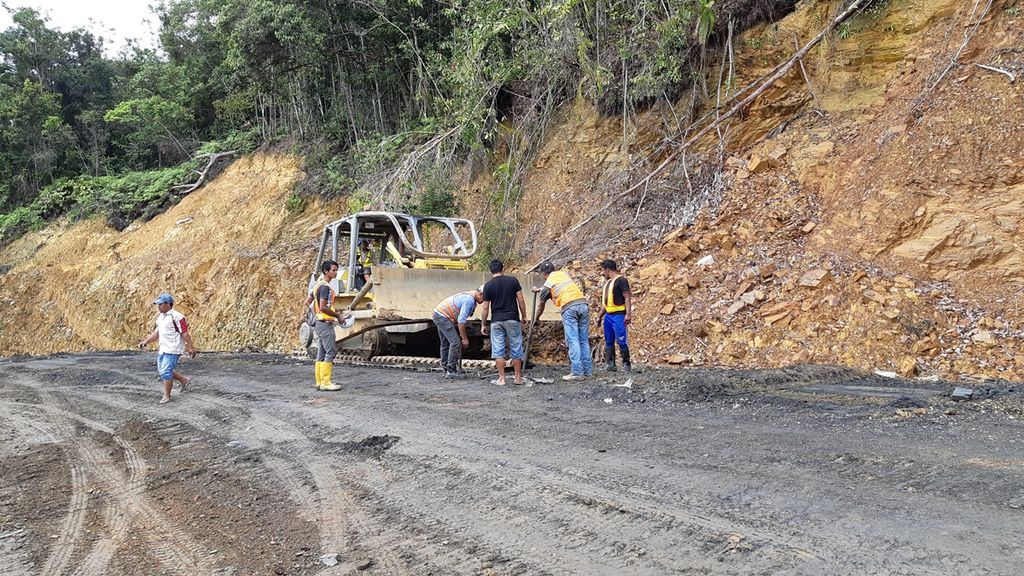  Construction of the Trans Papua Road in the mountainous area of Yalimo Regency.