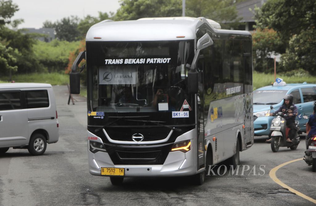 Armada Biskita Trans Bekasi Patriot melintas di jalanan Kota Bekasi, Jawa Barat, Kamis (29/2/2024).