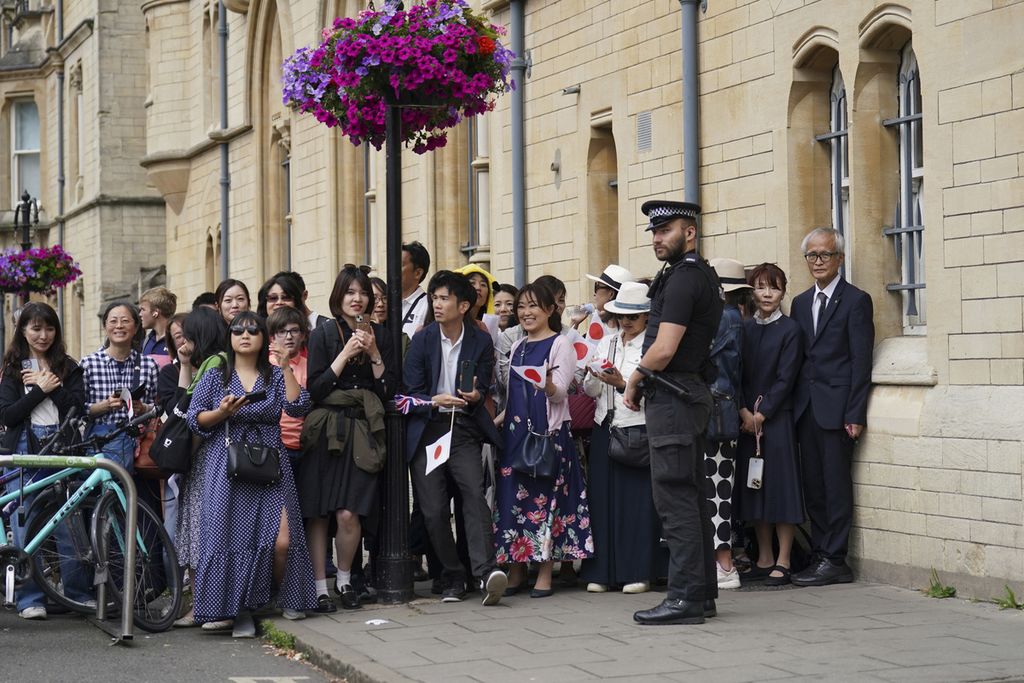 Warga berkerumun menunggu kedatangan Kaisar Jepang Naruhito dan Permaisuri Masako di Balliol College, Universitas Oxford, Inggris, dalam kunjungan kenegaraan, Jumat (28/6/2024). 