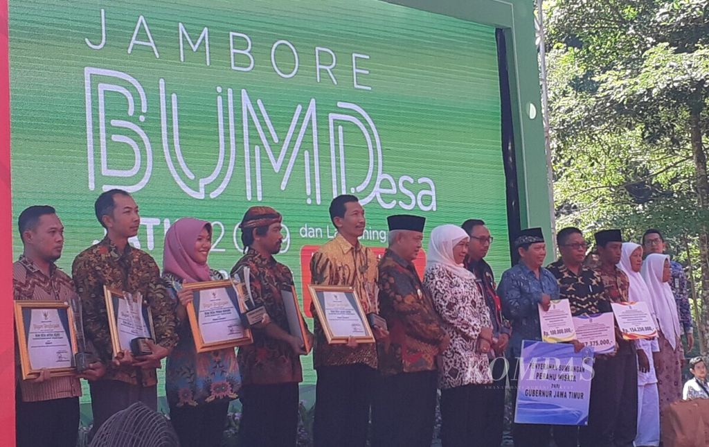 East Java Governor Khofifah Indar Parawansa attended the Bumdes Jamboree in Turen, Malang Regency, Saturday (04/05/2019).