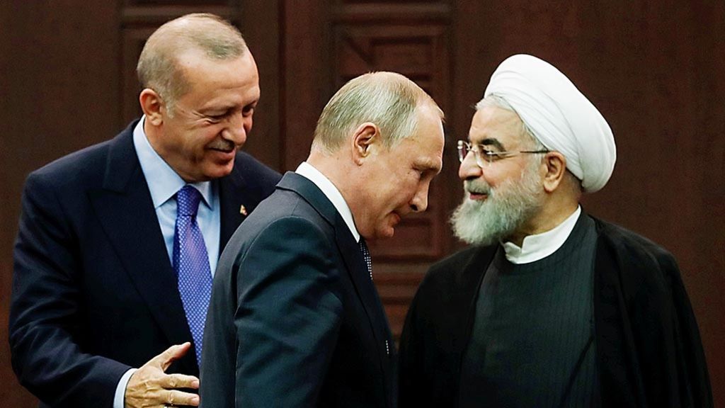 Presiden Turki Recep Tayyip Erdogan, Presiden Rusia Vladimir Putin, dan Presiden Iran Hassan Rouhani berjalan beriring setelah menggelar konferensi pers setelah pertemuan tiga negara untuk Suriah di Ankara, Senin (16/9/2019).