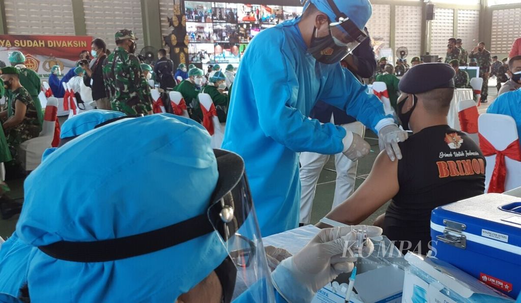TNI dan Polri menegaskan solid mendukung program imunisasi vaksin Covid-19 dalam upaya menangani pandemi Covid-19. Kodam IX/Udayana menggelar vaksinasi massal bagi personel TNI dan Polri di Lapangan Indoor GOR Praja Raksaka Kodam IX/Udayana, Kota Denpasar, Jumat (19/3/2021).