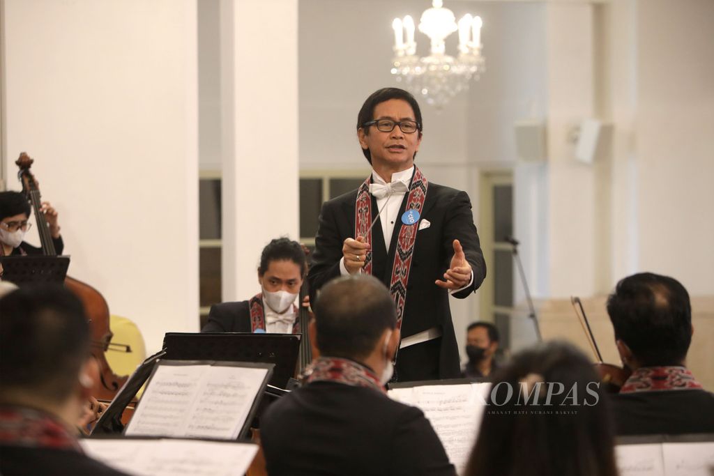 Penampilan Twilite Orchestra pimpinan Addie MS tampil dalam acara Kompas100 CEO Forum Powered by East Ventures di Istana Negara, Jakarta, Jumat (2/12/2022). 