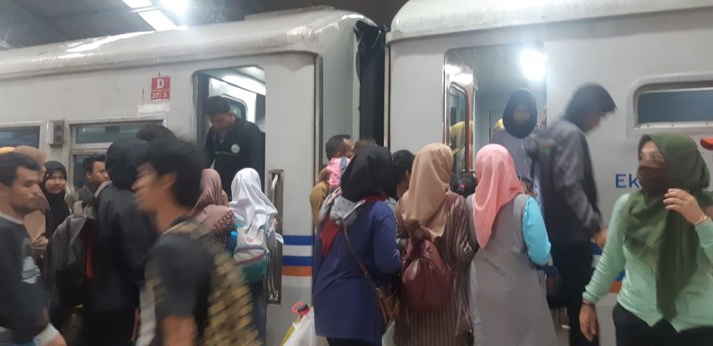 Sejumlah penumpang masuk dan keluar dari kereta api yang berhenti di Stasiun Bandung, Jawa Barat, Senin (25/11/2019).
