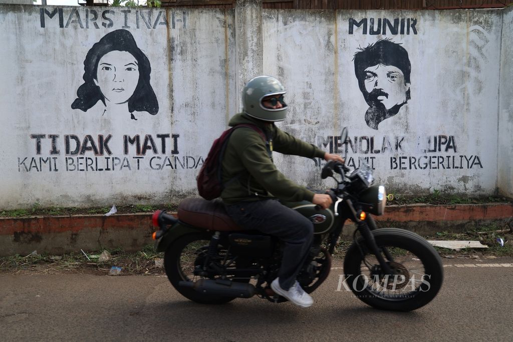 Mural pejuang dan aktivis hak asasi manusia (HAM), Marsinah dan Munir Said Thalib, tergambar sebagai penghormatan warga atas perjuangan yang mereka lakukan, terlihat di kawasan Pondok Cabe, Tangerang Selatan, Banten, Jumat (2/2/2024). 