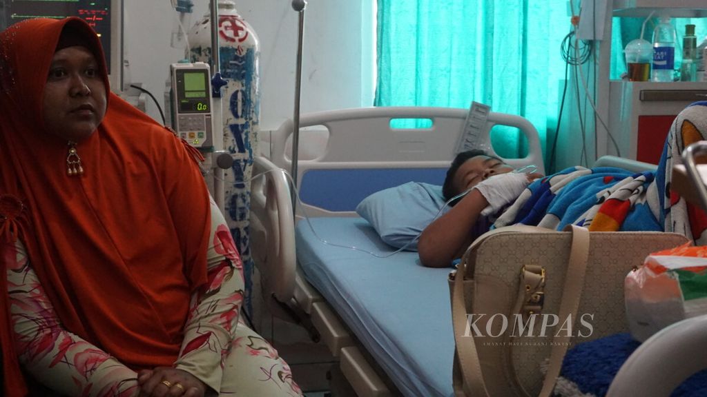Yatno (10), pasien demam berdarah dengue asal Kabupaten Gunung Mas, Kalimantan Tengah, terbaring lemah di Rumah Sakit Umum Daerah Doris Sylvanus, Kota Palangkaraya, Rabu (28/11/2018). Jumlah pasien DBD di Kota Palangkaraya terus meningkat setiap hari.
