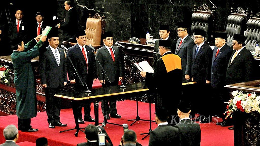 Ketua Mahkamah Agung Hatta Ali memandu Ahmad Muzani, Ahmad Basarah, dan Muhaimin Iskandar (dari kiri ke kanan) mengucapkan sumpah jabatan sebagai Wakil Ketua MPR dalam  Rapat Paripurna MPR di Kompleks Parlemen Senayan, Jakarta, Senin (26/3).