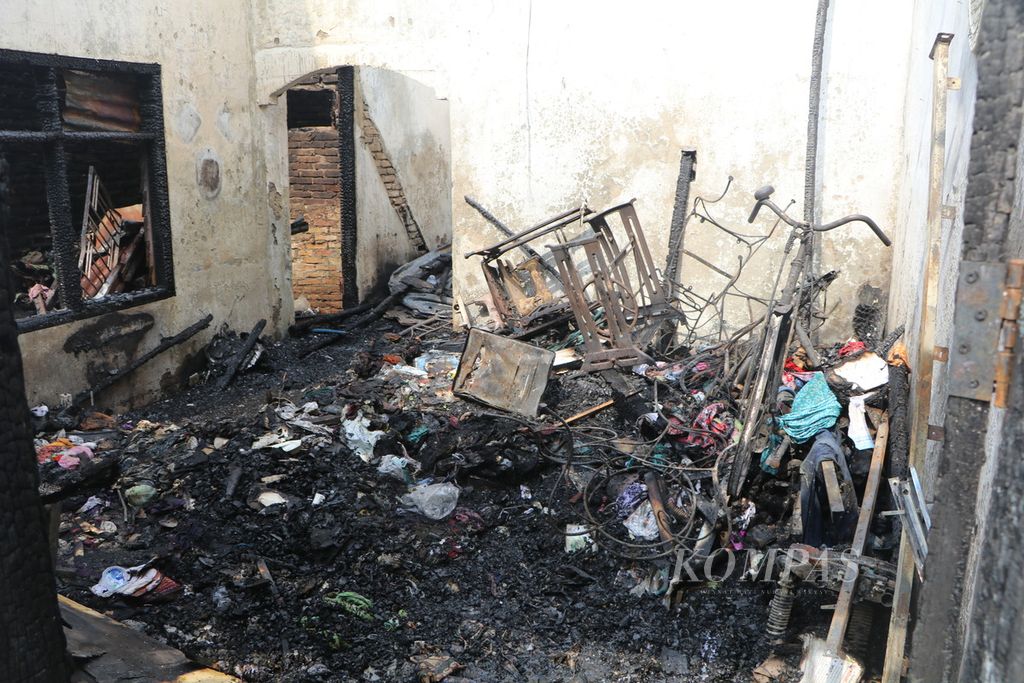 Sebuah rumah berlantai dua hangus terbakar di Kelurahan Sitirejo III, Medan Amplas, Medan, Sumatera Utara, Selasa (18/4/2023). 