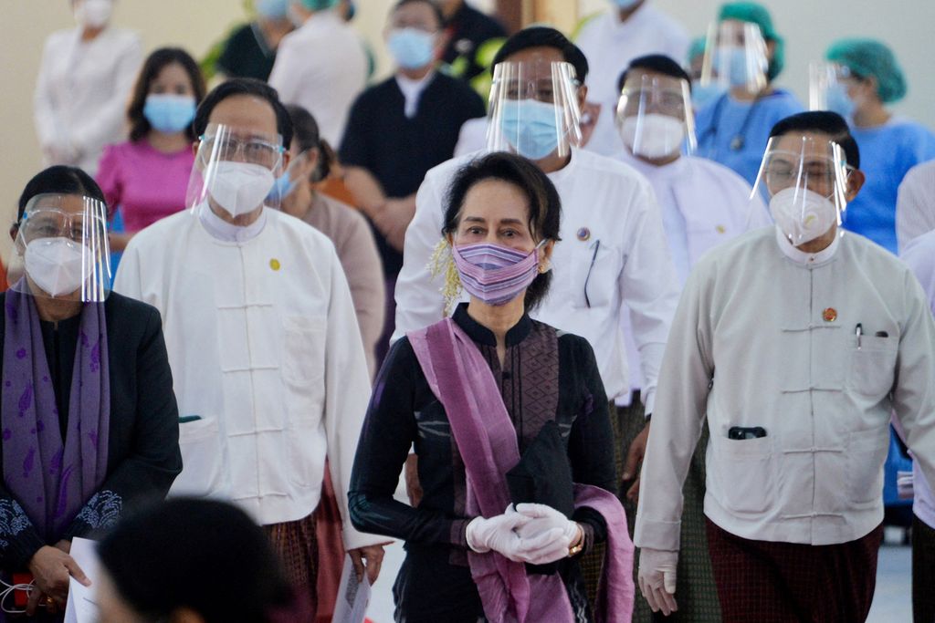 Penasihat Negara Myanmar Aung San Suu Kyi (tengah) berjalan saat para pekerja kesehatan menerima vaksinasi Covid-19 di sebuah rumah sakit di Naypyidaw, Myanmar, Rabu (27/1/2021). 