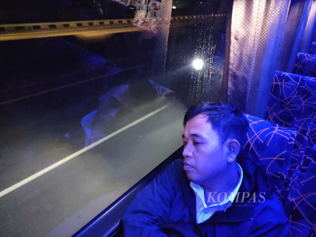 Asep Hendrawan pulang dengan menumpang bus dari Serang menuju Tangerang, Banten, Kamis (30/3/2023).
