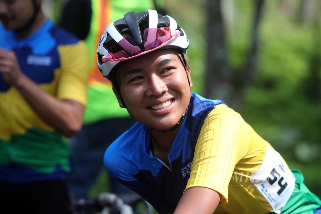 Gita Widya Yunika, pemenang <i>Queen of Mountain</i> (ratu tanjakan) etape pertama Cycling de Jabar 2022, Sabtu (27/8/2022).