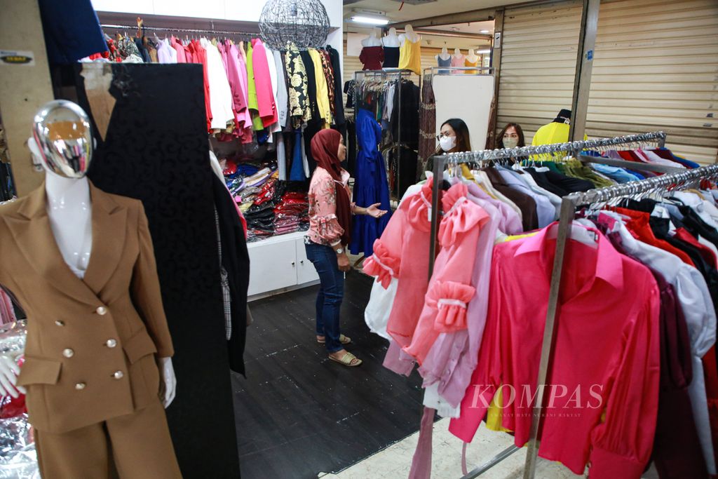 Selain berjualan daring, gerai pakaian Klementine juga menawarkan produknya secara langsung di gerai yang berada di Mal Ambasador, Jakarta Selatan, Rabu (13/7/2022).