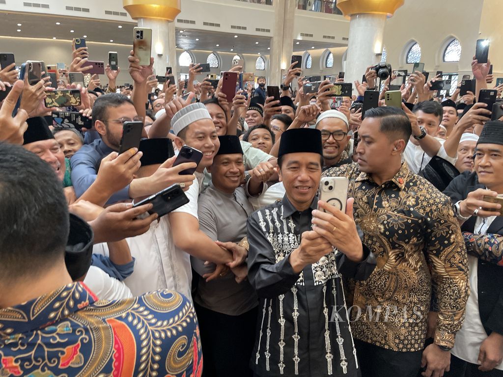 Presiden Joko Widodo berfoto bersama warga usai melaksanakan shalat Idul Fitri di Masjid Raya Sheik Zayed, Surakarta, Jawa Tengah, Sabtu (22/4/2023). 