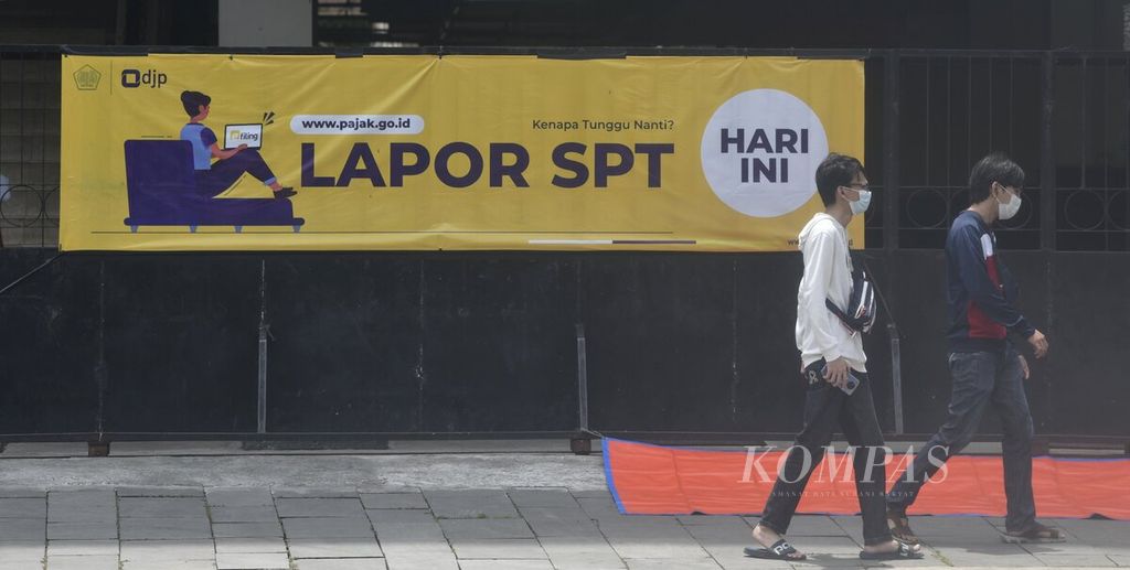 Spanduk sosialisasi pelaporan surat pemberitahuan (SPT) pajak tahunan terpasang di depan salah satu kantor pelayanan pajak di Tamansari, Jakarta Barat, Sabtu (19/2/2022). Penyampaian laporan SPT pajak tahunan tahun pajak 2021 untuk wajib pajak pribadi atau perorangan akan berakhir pada 31 Maret 2022. Pelaporan SPT juga dapat dilakukan secara daring (<i>online</i>) melalui laman djponline.pajak.go.id. 