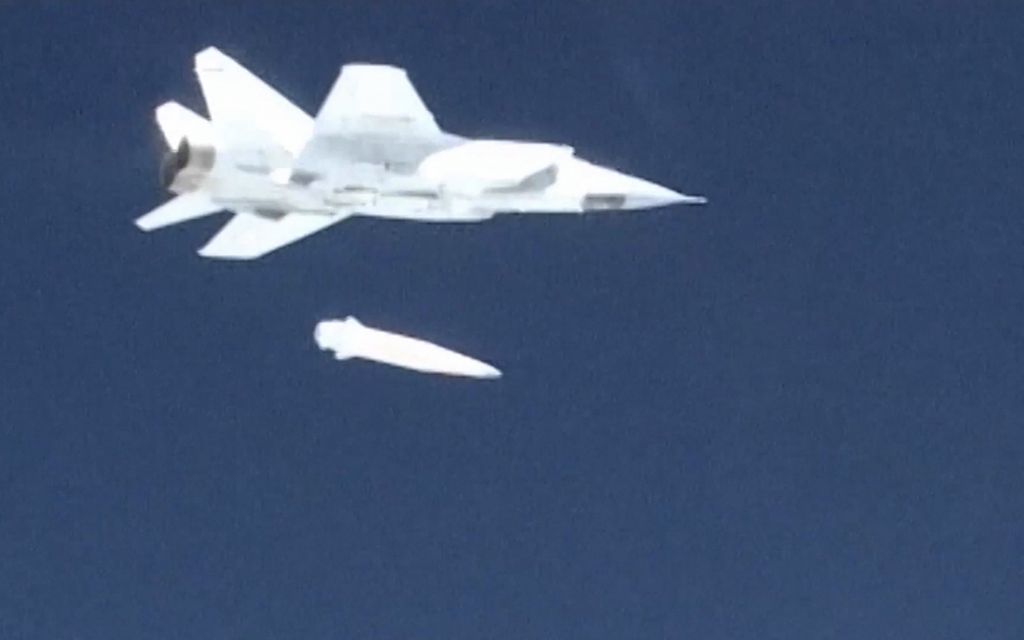 Foto yang diambil pada 9 Mei 2018 memperlihatkan sebuah jet tempur MiG-31 K terbang di angkasa membawa rudal hipersonik Kinzhal. 