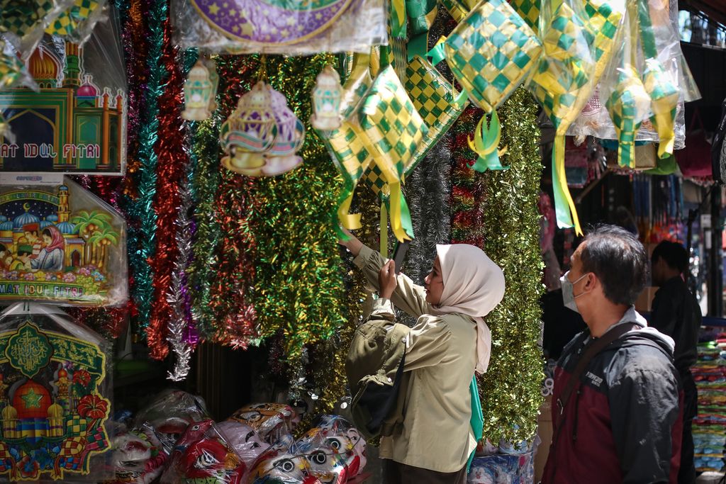 Calon pembeli memilih pernak-pernik lebaran yang dijual salah satu toko di Pasar Pagi Asemka, Jakarta Barat, Rabu (12/4/2023). Warga mulai mencari pernak-pernik lebaran menjelang Hari Raya Idul Fitri 1444 Hijriah untuk hiasan rumah dan dekorasi perkantoran. 