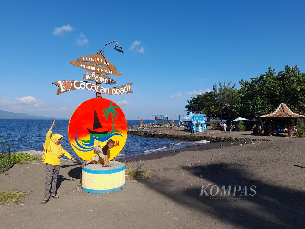 Local tourists take selfies on one side of Cacalan Beach in Klatak Village, Kalipuro District, Banyuwangi Regency, East Java, Sunday (22/5/2022) afternoon.