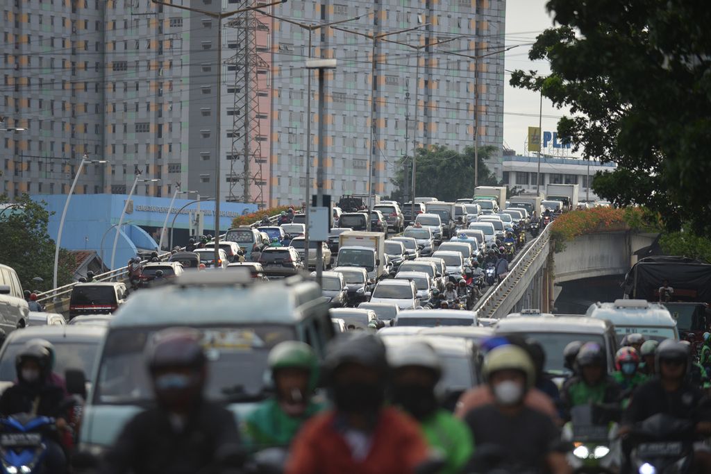 Traffic jam on Jalan Jati Baru Raya, Central Jakarta, Wednesday (14/12/2022).