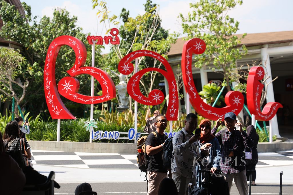Penumpang pesawat tiba di Bandara Internasional I Gusti Ngurah Rai, Bali, Senin (9/10/2023).