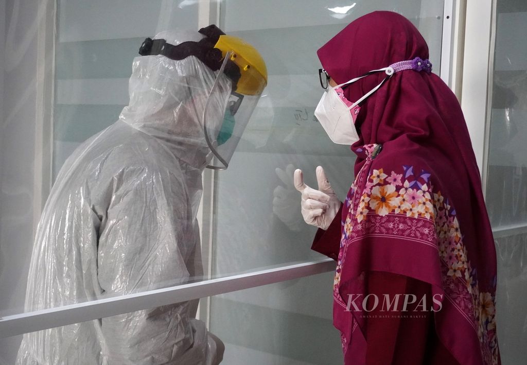 Petugas kesehatan sedang berkomunikasi di ruang isolasi di Rumah Sakit Mitra Siaga, Kabupaten Tegal, Jawa Tengah, Jumat (8/1/2021). Ruang isolasi baru diberi sekat atau partisi dari mika untuk menghindari potensi penularan virus Covid-19.