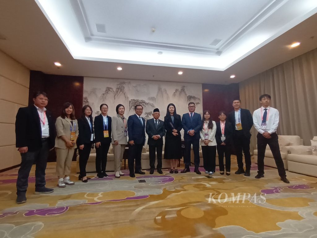Wakil Presiden Maruf Amin saat berfoto bersama sejumlah jurnalis dari China seusai sesi tanya jawab dengan sejumlah media lokal di Liyuan Resort, Nanning, China, Minggu (17/9/2023).