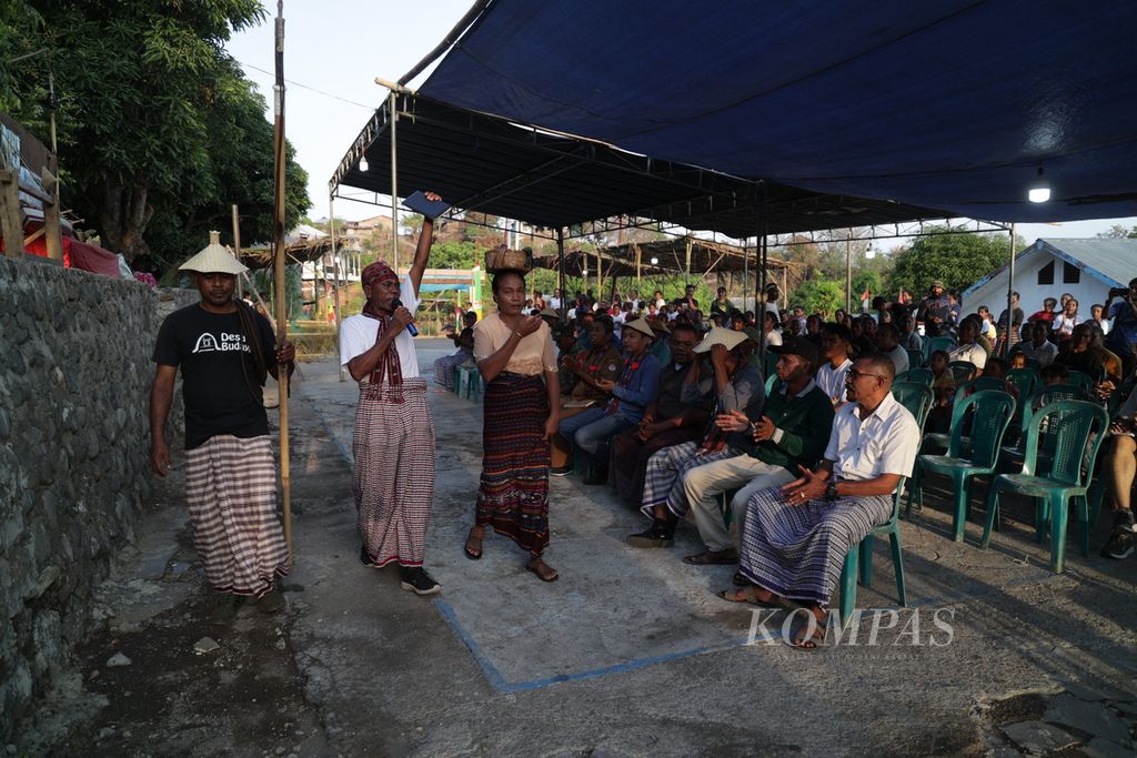 Ratusan  warga menghadiri pembukaan Festival Tani Tenane Fule Penete di Desa Lamalera A, Kabupaten Lembata, Nusa Tenggara Timur, Senin (20/11/2023). 