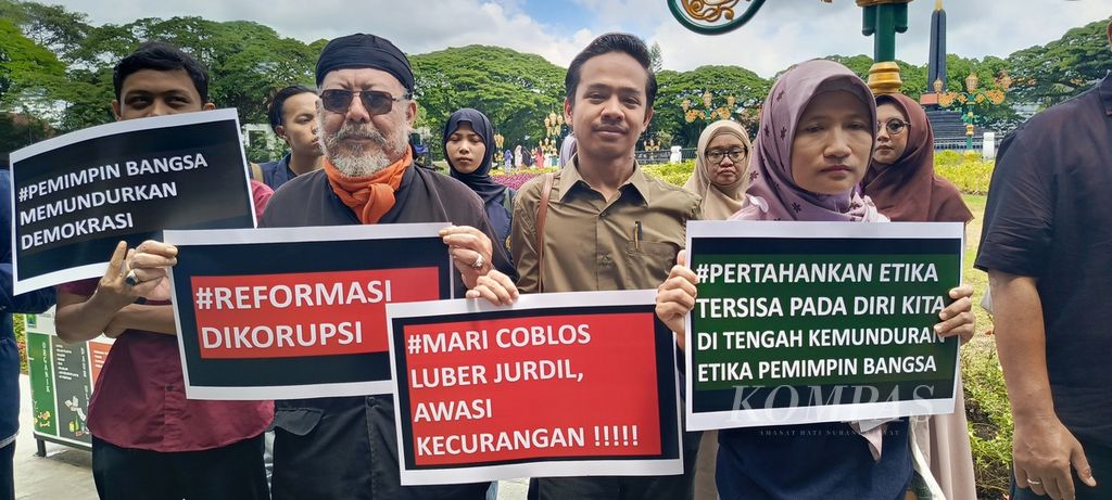 Seruan keprihatinan akademisi dan masyarakat sipil di Malang Raya disampaikan pada Senin (5/2/2024) di Bundaran Alun-Alun Tugu Kota Malang, Jawa Timur.