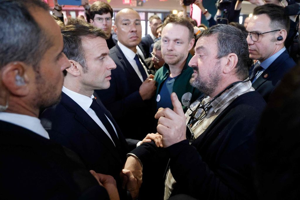 Presiden Perancis Emmanuel Macron (kiri) berbicara dengan seorang petani di sela pembukaan pameran ke-60 International Agriculture Fair (Salon de l'Agriculture) di pusat pameran Porte de Versailles di Paris, Perancis, 24 Februari 2024. 