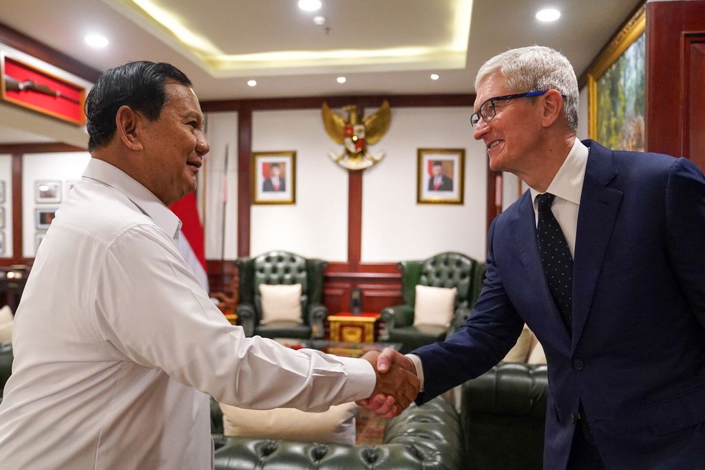 CEO Apple Tim Cook berkunjung ke Indonesia dan menemui presiden terpilih Prabowo Subianto di kantor Kementerian Pertahanan, di Jakarta, Rabu (17/4/2024). 