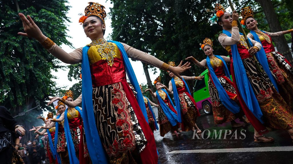 Para penari beraksi ketika arak-arakan Hari Jadi Ke-540 Bogor di halaman Balai Kota Bogor, Kota Bogor, Jumat (3/6/2022). 