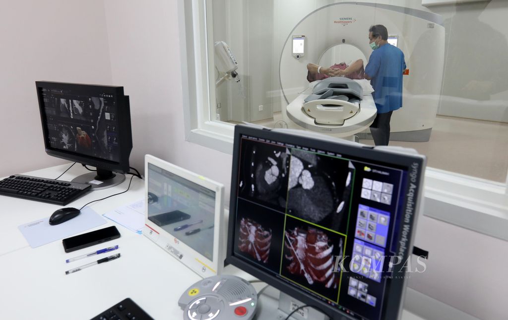 Anggota staf bagian radiologi Rumah Sakit Jantung Harapan Kita, Jakarta, mempersiapkan proses pemeriksaan pasien dengan alat baru <i>multislice computerized tomography</i> (MSCT), Kamis (19/1/2023). 