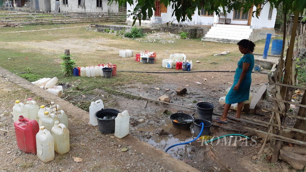 Ilustrasi. Kesulitan air bersih dialami warga Desa Kateri, Kecamatan Malaka Tengah, Kabupaten Malaka, Nusa Tenggara Timur, Selasa (16/7/2019). 