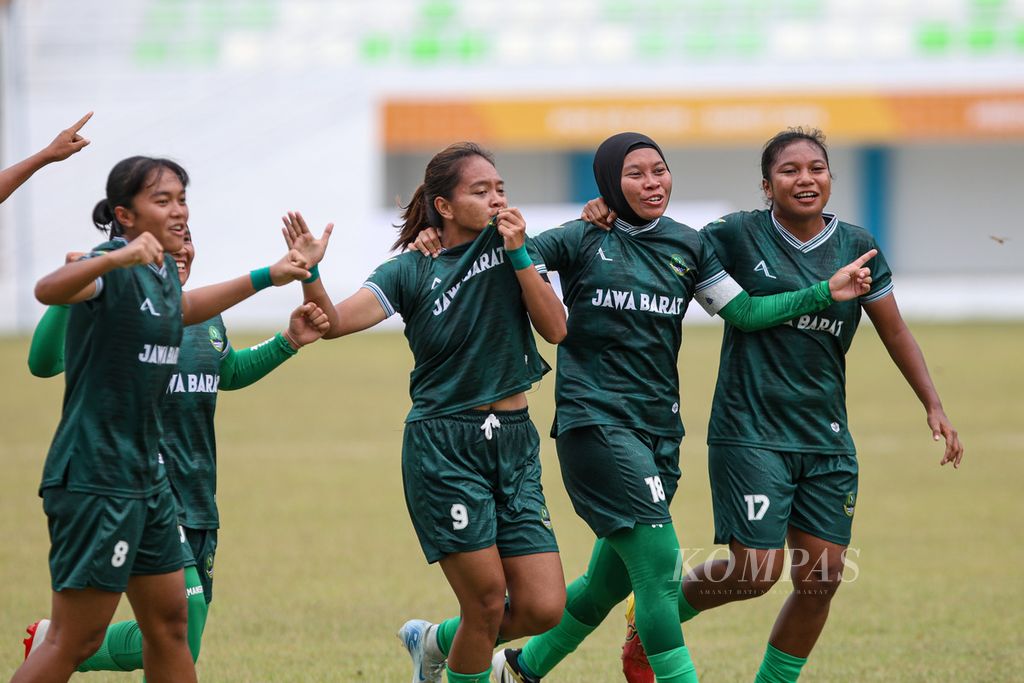 Pemain Jawa Barat Hanipah Halimatusyadiah (tiga kanan) melakukan selebrasi setelah mencetak gol ke gawang Bangka Belitung di fase grup sepak bola putri PON Aceh-Sumut 2024 di Stadion Mini Pancing, Deli Serdang, Sumatera Utara, Sabtu (7/9/2024). 