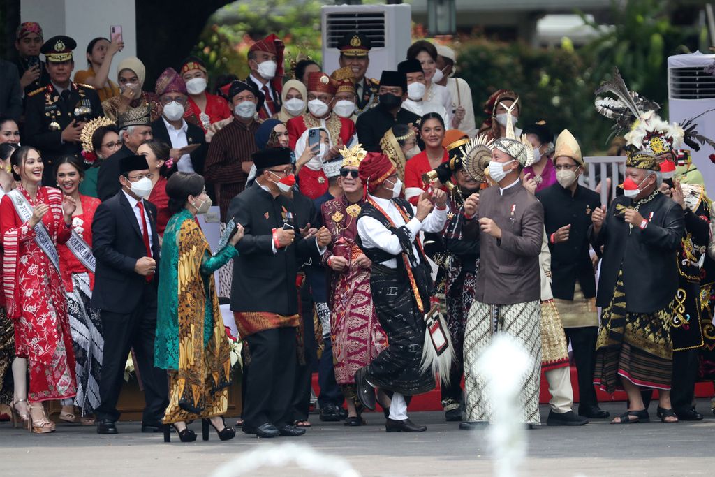 Para menteri Kabinet Indonesia Maju bergoyang saat Farel Prayoga (12) bernyanyi memeriahkan Upacara Peringatan Detik-detik Proklamasi Kemerdekaan RI di Istana Merdeka, Jakarta, Rabu (17/8/2022).KOMPAS/HERU SRI KUMORO 17-08-2022
