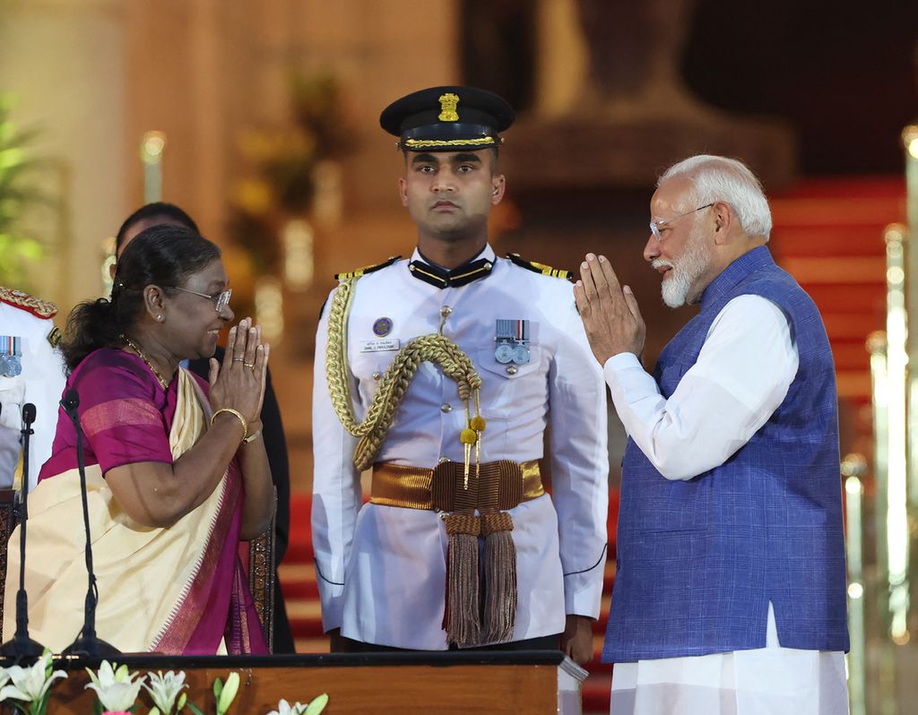 Dalam foto dari Biro Pers India, 9 Juni 2024, ini menunjukkan Ketua Partai Bharatiya Janata Narendra Modi (kanan) menyambut Pesiden India Droupadi Murmu (kiri) di Istana Presiden Rashtrapati Bhavan, New Delhi. 