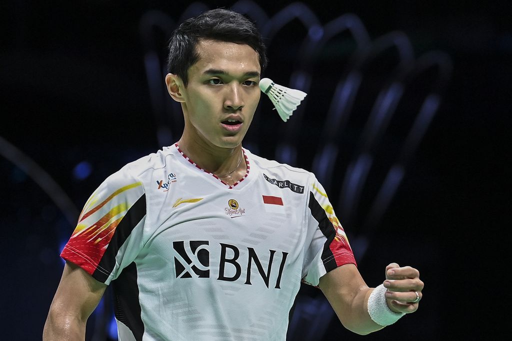 Indonesian men's badminton singles player, Jonatan Christie, when competing against Chinese badminton player, Li Shi Feng, in the 2024 Thomas Cup final at Chengdu Hi Tech Zone Sports Center Gymnasium, Chengdu, China, on Sunday (5/5/2024). Jonatan won with a score of 21-16, 15-21, 21-17.