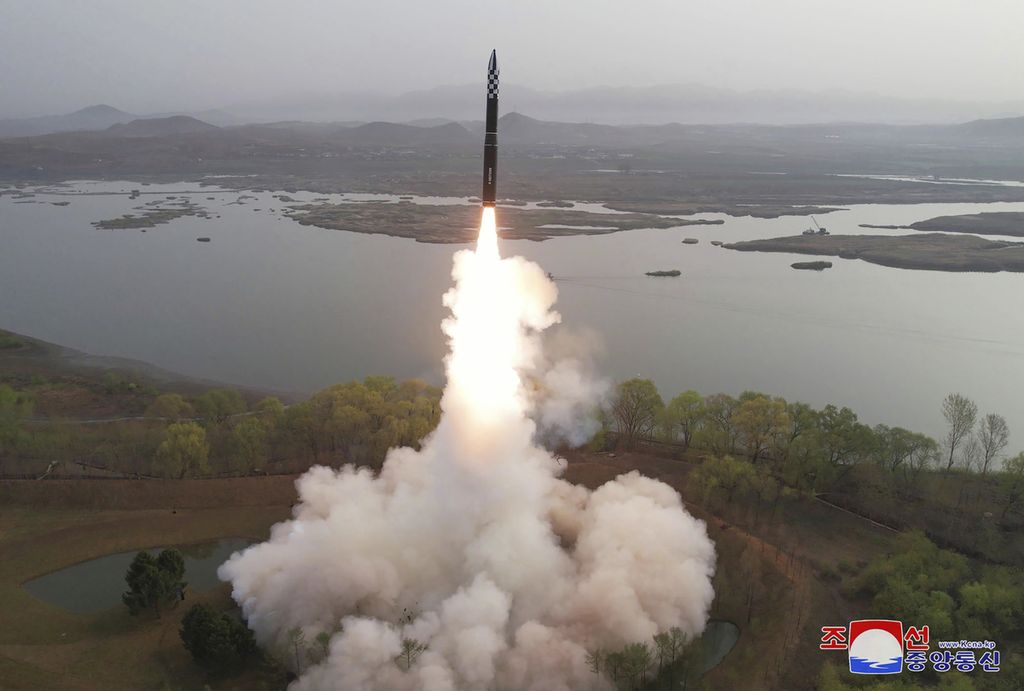 Dalam foto yang disiarkan pada 14 April 2023 oleh Korea Utara ini terlihat rudal Hwasong-18 milik Korut diluncurkan.
