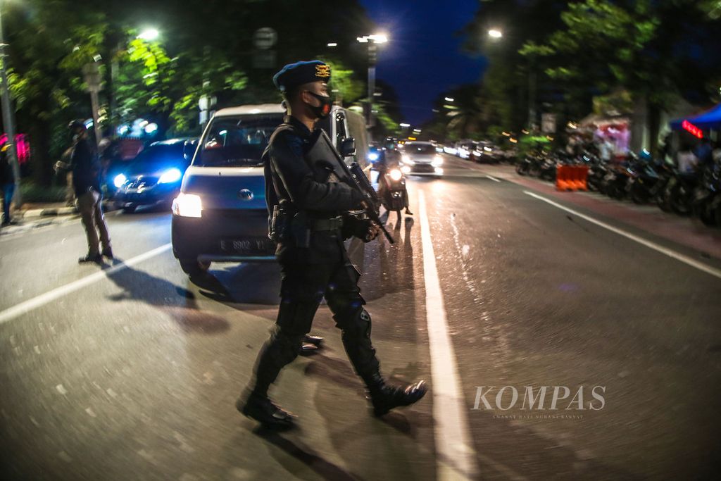 Ilustrasi - Aparat kepolisian berjaga dan berpatroli di sekitar Gereja Katedral, Jakarta, Kamis (24/12).