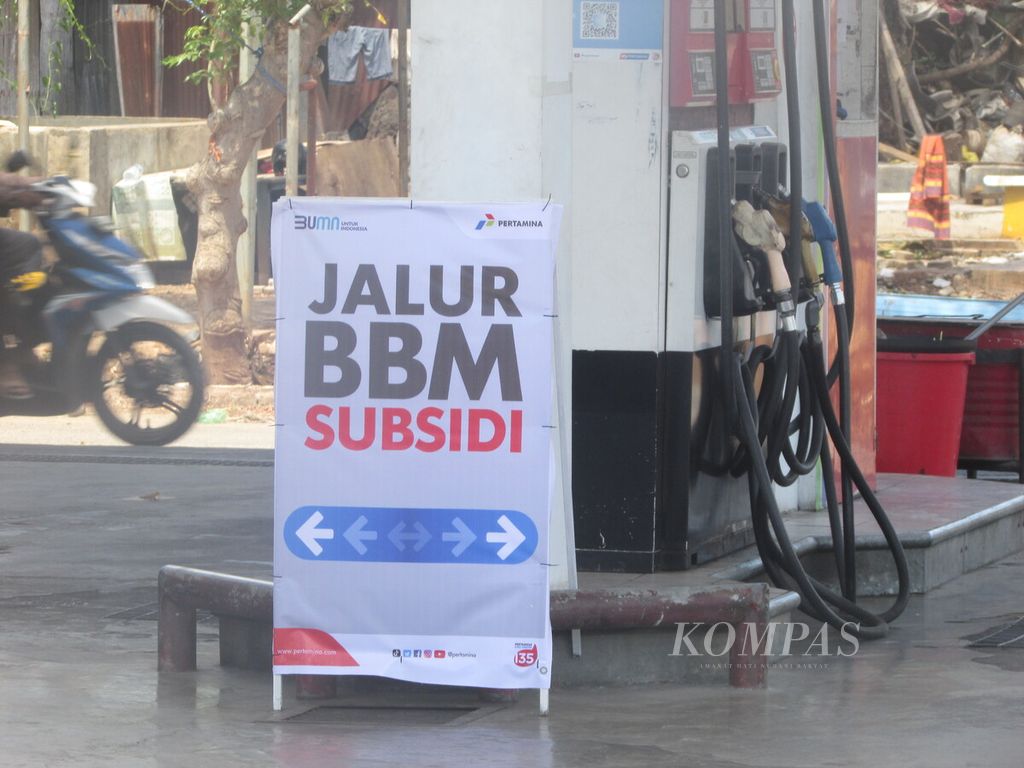 Tulisan Jalur BBM bersubsidi" di semua SPBU di Kota Kupang ini mulai dipasang sejak adanya wacana kenaikan harga BBM bersubsidi.