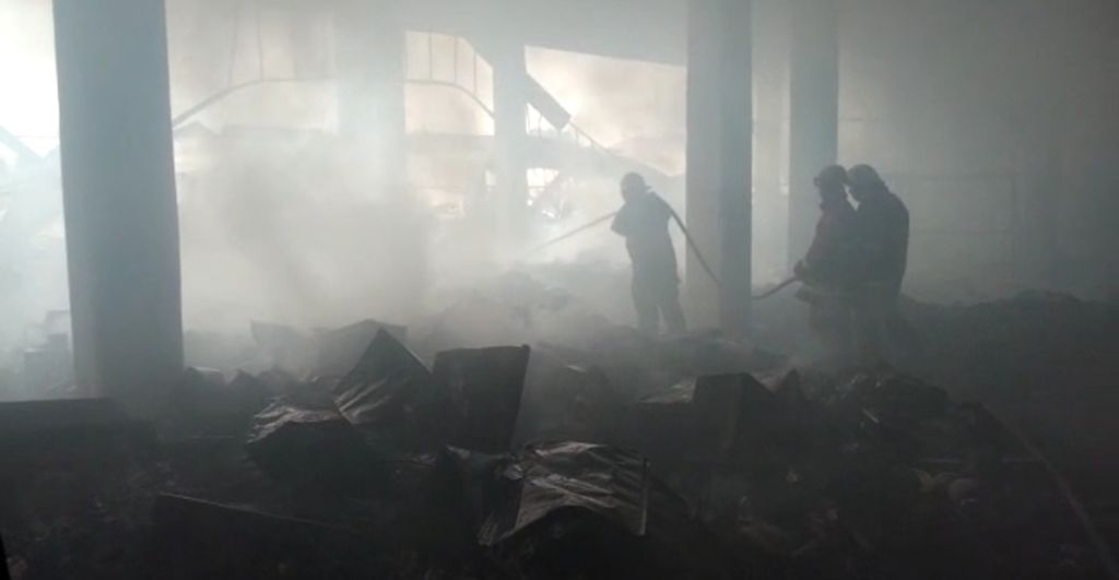 Tim damkar sedang menyisir bagian dalam bangunan yang terbakar di Gudang JNE di Jalan Perkapuran, Kelurahan Curug, Kecamatan Cimanggis, Depok, Jawa Barat, Senin (12/9/2022) pagi.