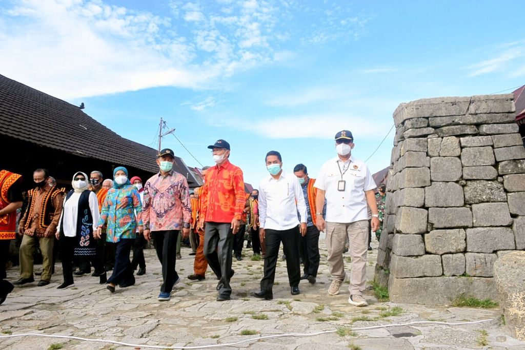 Menteri Koordinator Bidang Pembangunan Manusia dan Kebudayaan Muhadjir Effendy mengunjungi Cagar Budaya Desa Bawomataluo di Kabupaten Nias Selatan, Sumatera Utara, Kamis (18/3/2021). Cagar budaya itu didorong menjadi warisan dunia UNESCO.
