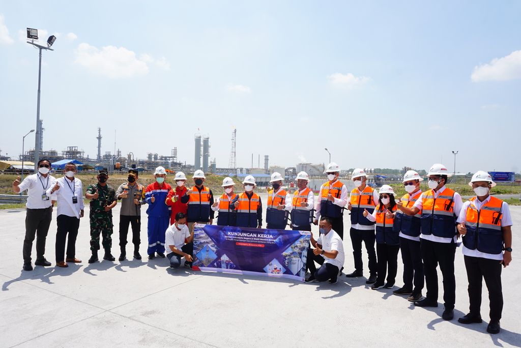 Mensesneg Pratikno dan Wakil Menteri Badan Usaha Milik Negara Pahala Mansury saat berkunjung di proyek pengembangan gas Lapangan Unitisasi Jambaran Tiung Biru, Bojonegoro, Senin (29/8/2022).