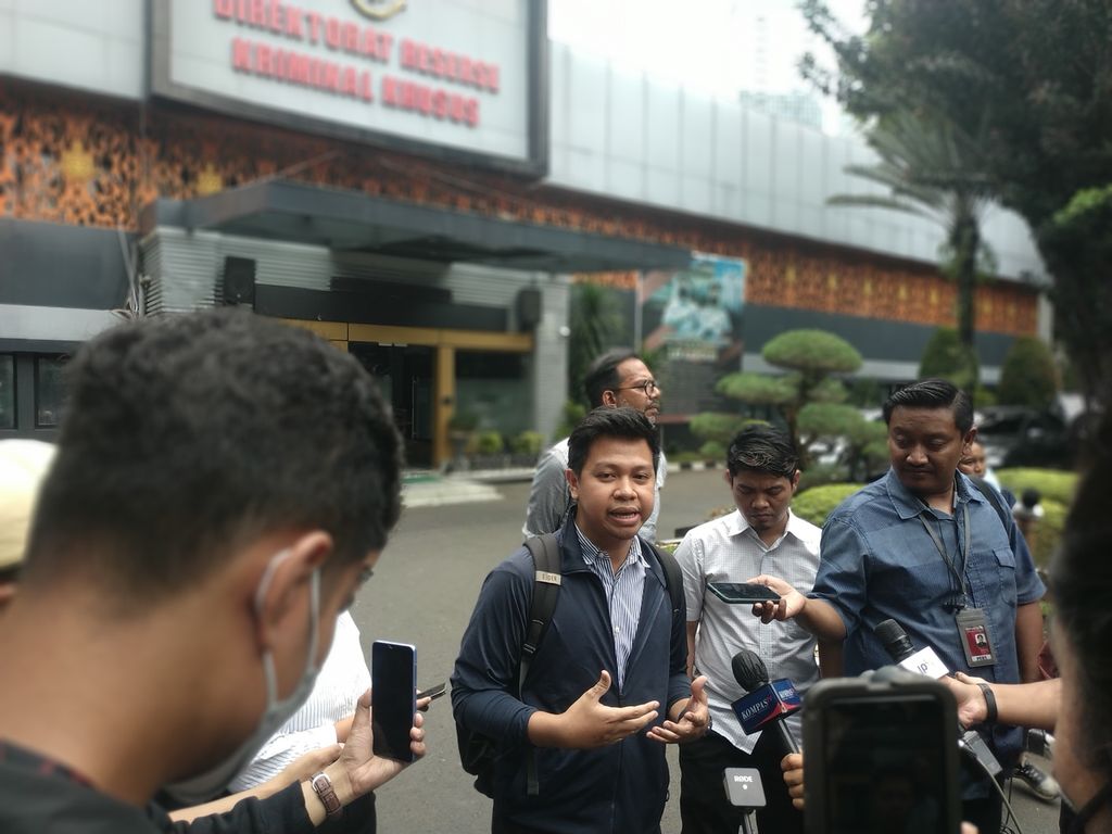 Kuasa hukum Haris Azhar dan Fatia Maulidiyanti, Andi Muhammad Rezaldy, di depan Gedung Direktorat Reserse Kriminal Khusus Polda Metro Jaya, Jakarta, Selasa (1/11/2022).