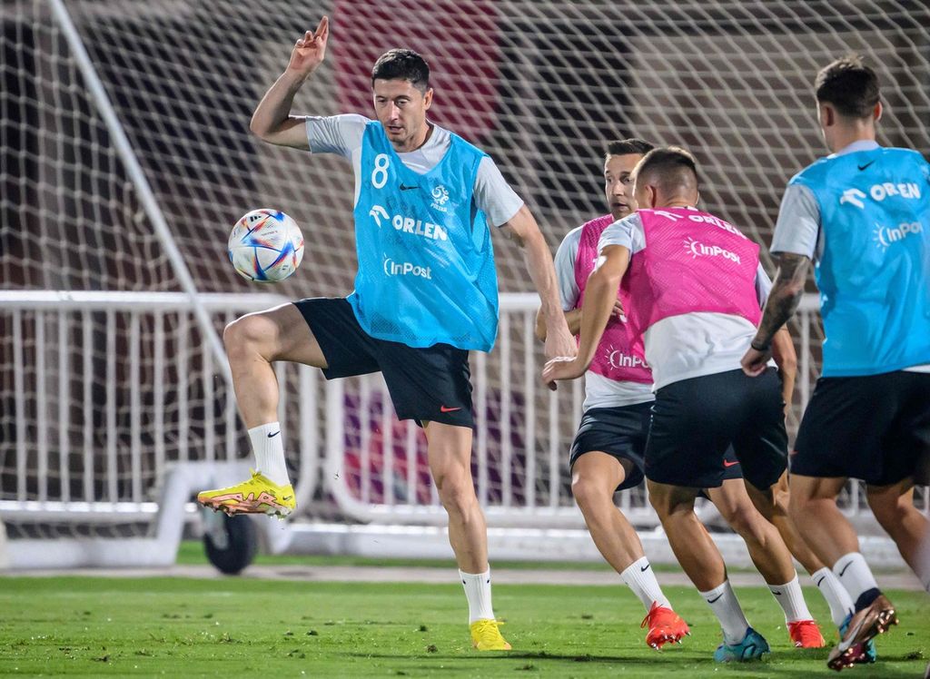 Robert Lewandowski mengontrol bola pada sesi latihan tim nasional Polandia pusat latihan Al Kharaititat SC, Doha, Qatar, 19 November 2022.