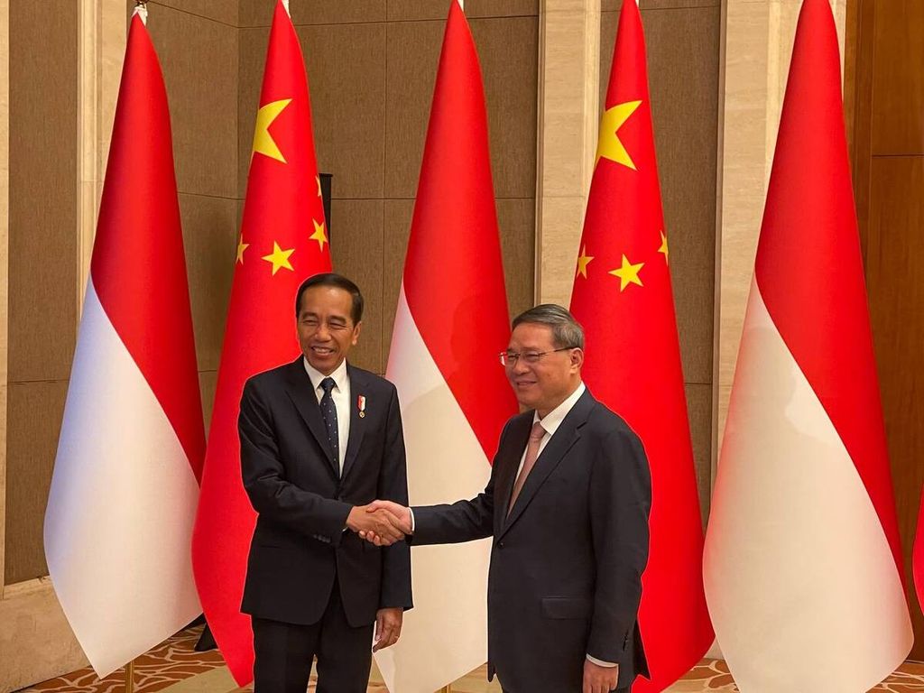 Presiden Joko Widodo melaksanakan pertemuan bilateral dengan Perdana Menteri China Li Qiang yang digelar di Diaoyutai State House, Beijing, China, Selasa (17/10/2023). Dalam pertemuan, Presiden Jokowi mengapresiasi kemitraan strategis komprehensif antara Indonesia-China yang berkembang sangat baik dalam 10 tahun terakhir.