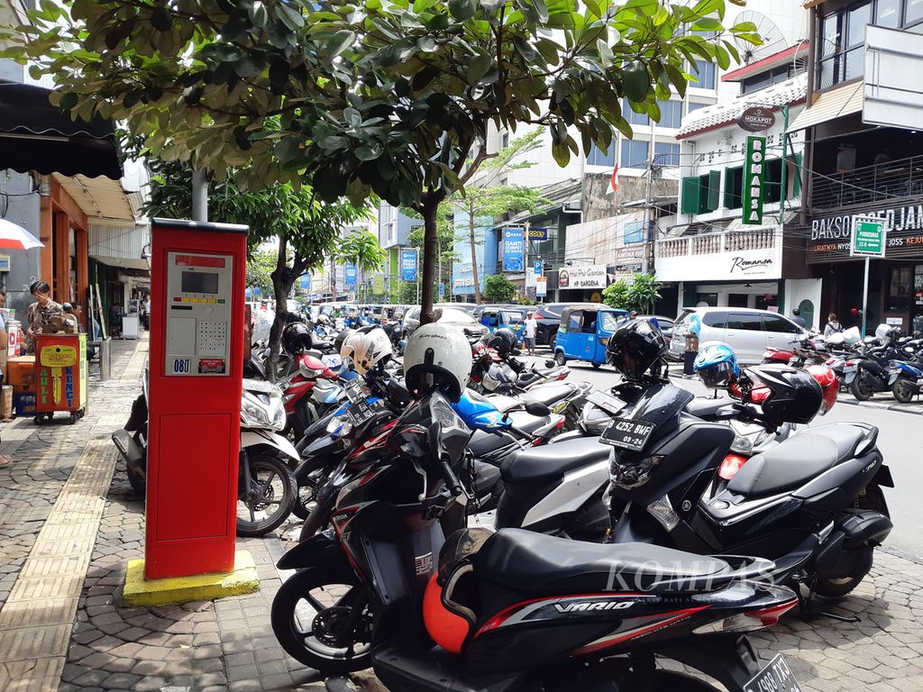 Trotoar Jalan Sabang yang tetap kurang nyaman untuk berjalan kaki karena okupasi kendaraan dan pedagang kaki lima, Rabu (22/1/2020). Padahal, trotoar ini baru selesai ditata pada 2013 lalu lengkap dengan fasilitas parkir elektronik.