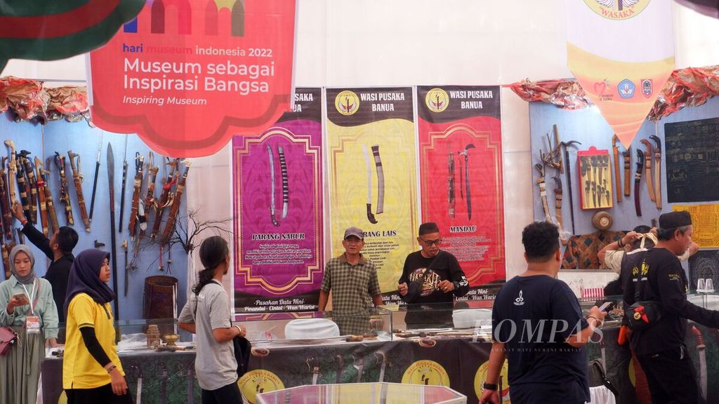 Pengunjung melihat berbagai macam jenis senjata tajam khas Kalimantan yang dipajang dalam kegiatan Pameran Temporer di Museum Wasaka, Banjarmasin, Kalimantan Selatan, Jumat (14/10/2022). Pameran tersebut digelar dalam rangka memperingati Hari Museum Indonesia 2022.
