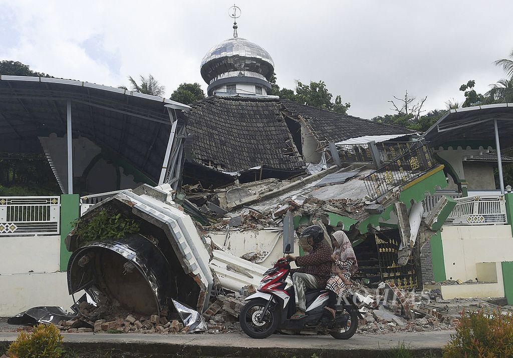 Masjid Al-Muhajirin rusak oleh gempa di Desa Gunungteguh, Kecamatan Sangkapura, Pulau Bawean, Kabupaten Gresik, Jawa Timur, Minggu (24/3/2024). Gempa yang terjadi pada Jumat lalu di Laut Jawa memaksa 9.648 jiwa warga Pulau Bawean mengungsi. Gempa juga mengakibatkan 4.300 bangunan di Pulau Bawean rusak dengan 4.100 di antaranya rumah warga.