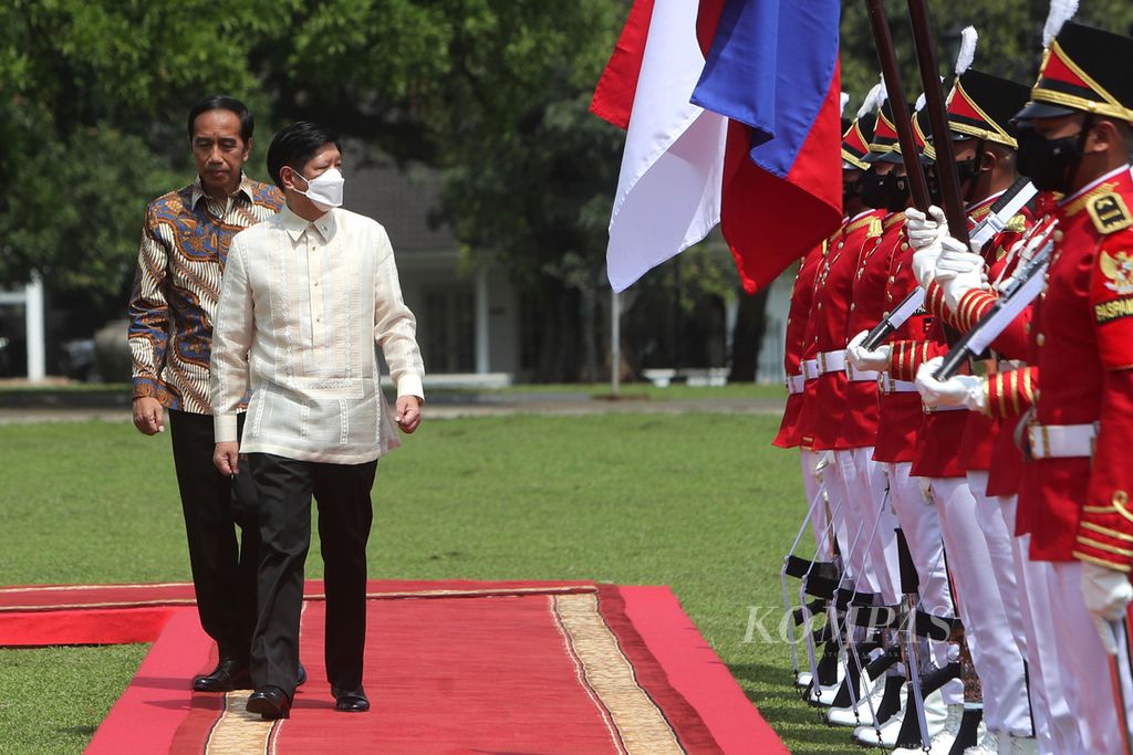 Presiden Joko Widodo bersama Presiden Filipina Ferdinand Marcos Jr berjalan bersama dalam upacara penyambutan di Istana Kepresidenan, Bogor, Jawa Barat, Senin (5/9/2022). 